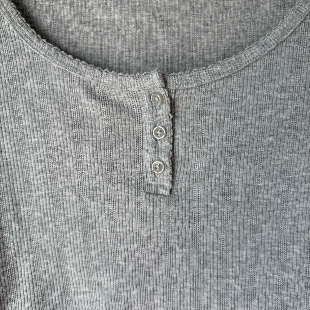 Aeropostale Women’s Gray Ribbed Short Sleeve Henley Tee With Lettuce Edge - Picture 3 of 5